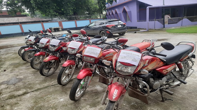 চাঁপাইনবাবগঞ্জে ৮টি চোরাই মোটরসাইকেলসহ আন্ত:জেলা মোটরসাইকেল চোরচক্রের সদস্য গ্রেপ্তার